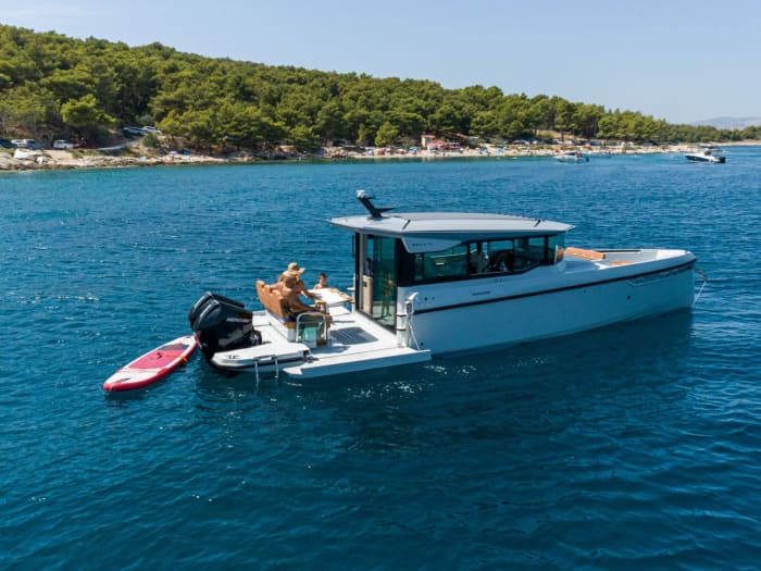 Crucero de día completo por las islas de Zadar en el Saxdor 320 GTC: explora, nada y relájate