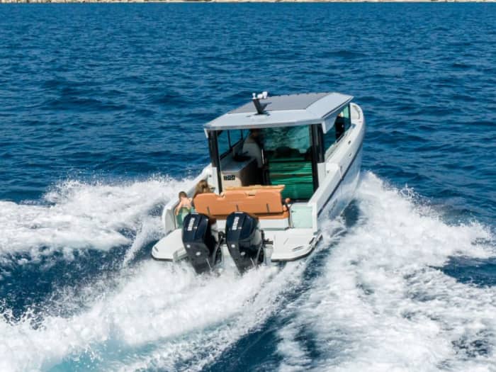 Crucero de día completo por las islas de Zadar en el Saxdor 320 GTC: explora, nada y relájate