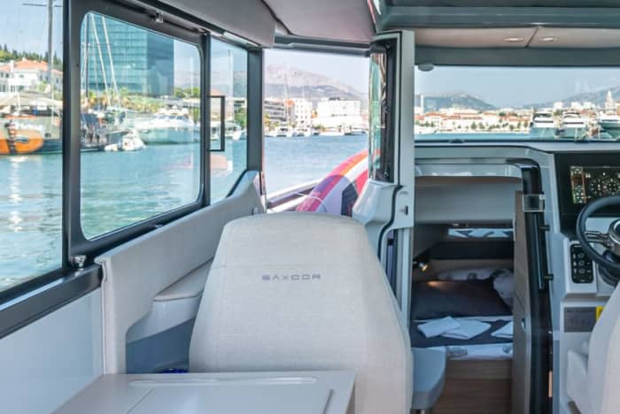 Crucero de día completo por las islas de Zadar en el Saxdor 320 GTC: explora, nada y relájate