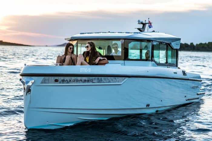Crucero de día completo por las islas de Zadar en el Saxdor 320 GTC: explora, nada y relájate