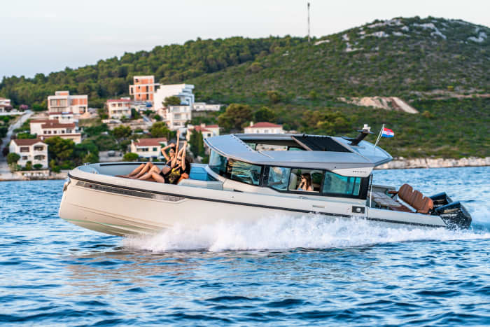 Crucero de día completo por las islas de Zadar en el Saxdor 320 GTC: explora, nada y relájate