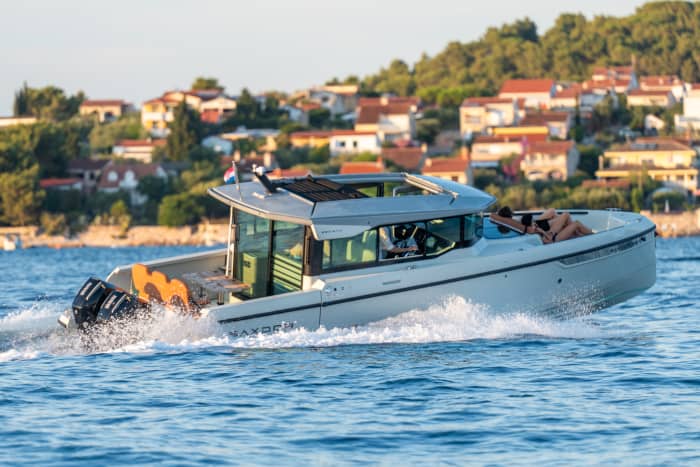 Crucero de día completo por las islas de Zadar en el Saxdor 320 GTC: explora, nada y relájate