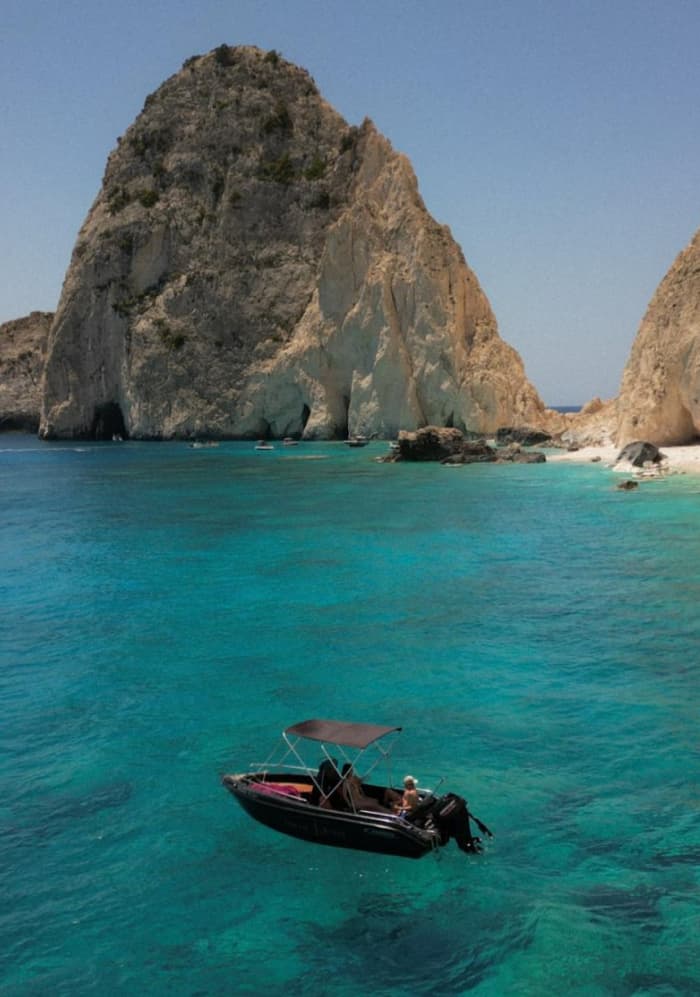 A legendary experience from 3 hours to 5 hours to discover the beaches of Zakynthos by motorboat