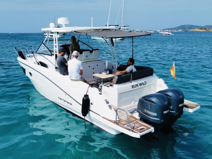 Private yacht tour with snorkeling, food and drinks. (Fuel included)