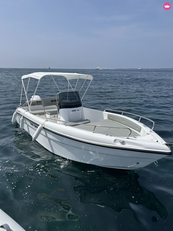Half-day boat trip among coves and turquoise waters