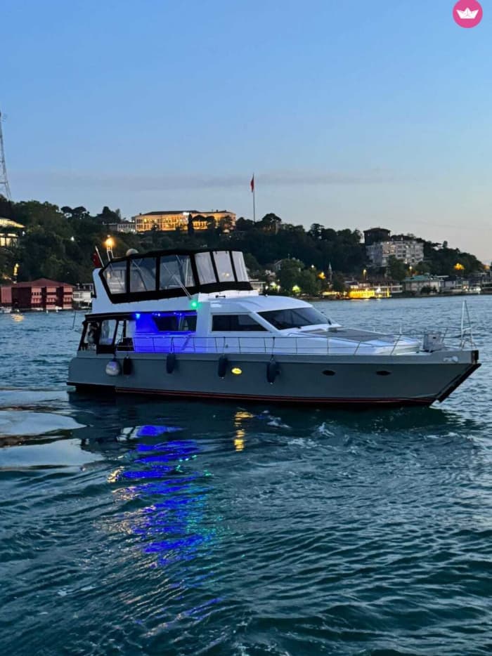 Istanbuls akvatiska oas: 8-timmars lyxig yacht- och badcharter