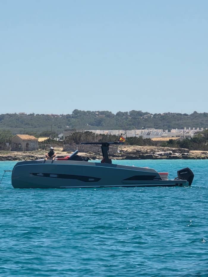 Sail to Formentera in a family motorboat, up to 12 people, includes: captain, drinks, towels, snorkeling, paddle surfing, fuel. This route €300