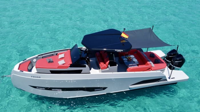 Scopri le grotte di Cala Saona a Formentera, accessibili solo in barca; carburante per questo percorso €350