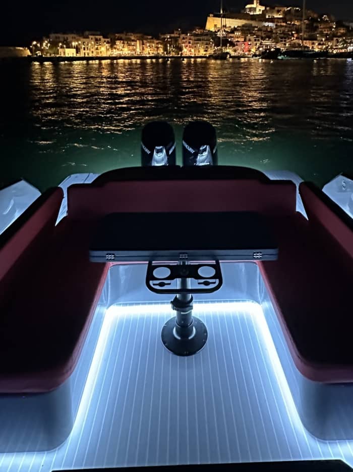 Scopri le grotte di Cala Saona a Formentera, accessibili solo in barca; carburante per questo percorso €350