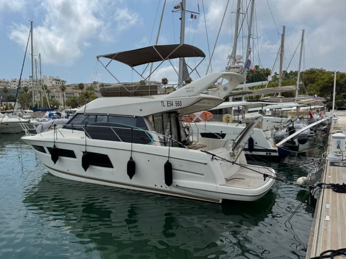 Genießen Sie 7 Stunden und 30 Minuten auf einem Motorboot, um Antibes zu erkunden.