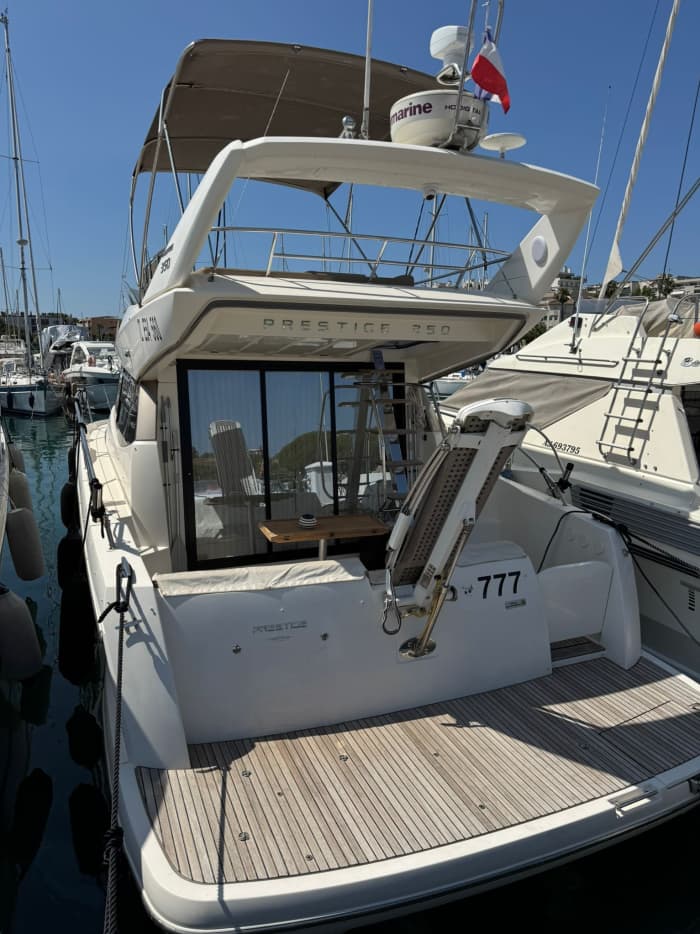 Genießen Sie 7 Stunden und 30 Minuten auf einem Motorboot, um Antibes zu erkunden.