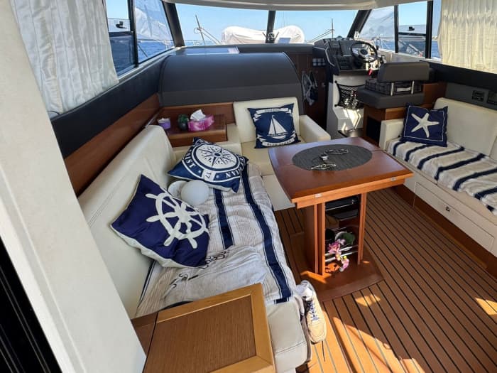 Genießen Sie 7 Stunden und 30 Minuten auf einem Motorboot, um Antibes zu erkunden.