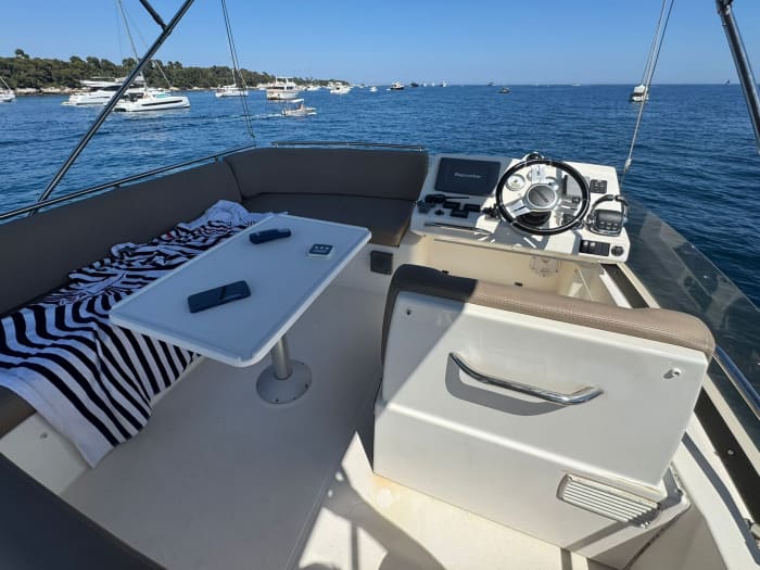 Genießen Sie 7 Stunden und 30 Minuten auf einem Motorboot, um Antibes zu erkunden.