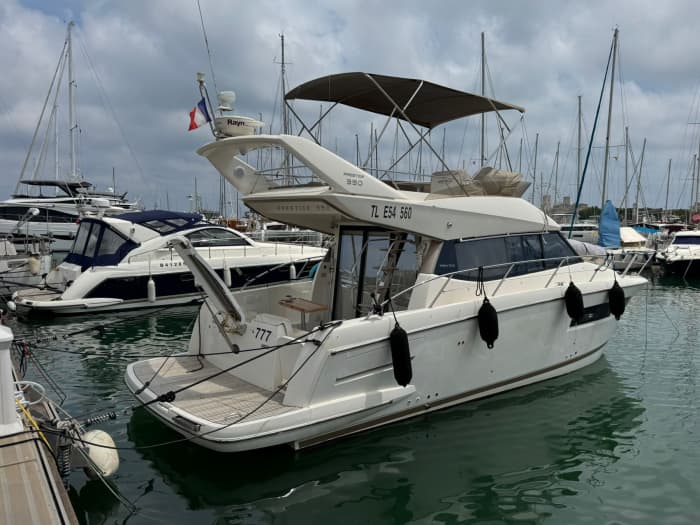 Genießen Sie 7 Stunden und 30 Minuten auf einem Motorboot, um Antibes zu erkunden.
