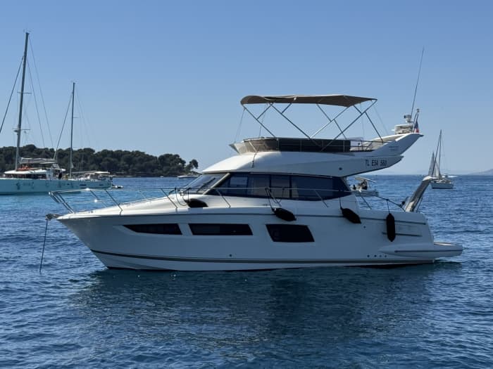Genießen Sie 7 Stunden und 30 Minuten auf einem Motorboot, um Antibes zu erkunden.