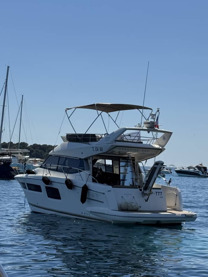 Genießen Sie 7 Stunden und 30 Minuten auf einem Motorboot, um Antibes zu erkunden.