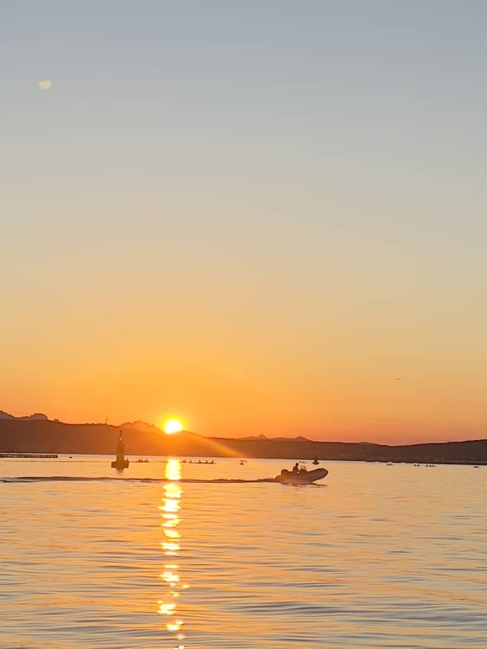Sonnenuntergangstour: Magie und Delfine bei Sonnenuntergang ab Marina di Olbia