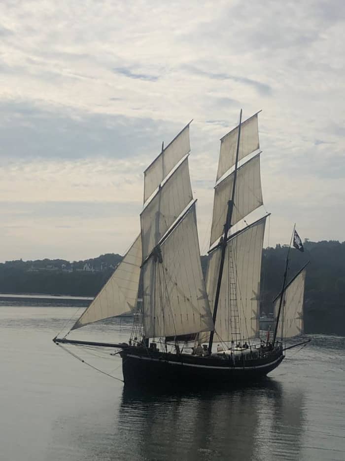 Authentische Kreuzfahrt an Bord eines historischen Segelschiffs