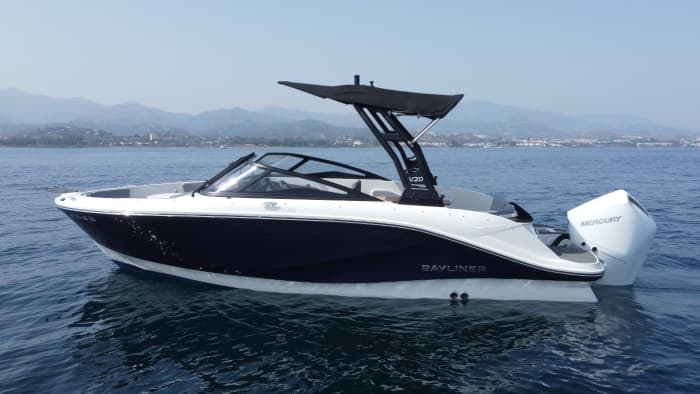 Location de bateau de 4 heures avec 1 heure d'activités nautiques incluses ! 💦 Bouée tractée et wakeboard :)