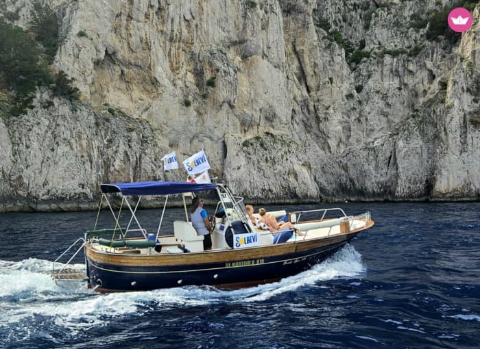 Märchenhaftes Capri: Eine 6-stündige Tour mit einem traditionellen Gozzo-Boot aus Sorrent.