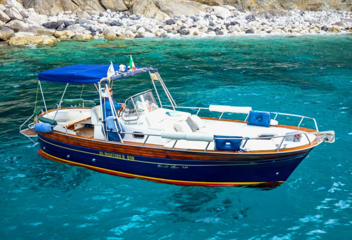 Märchenhaftes Capri: Eine 3-stündige Tour an Bord eines klassischen Sorrento Gozzo