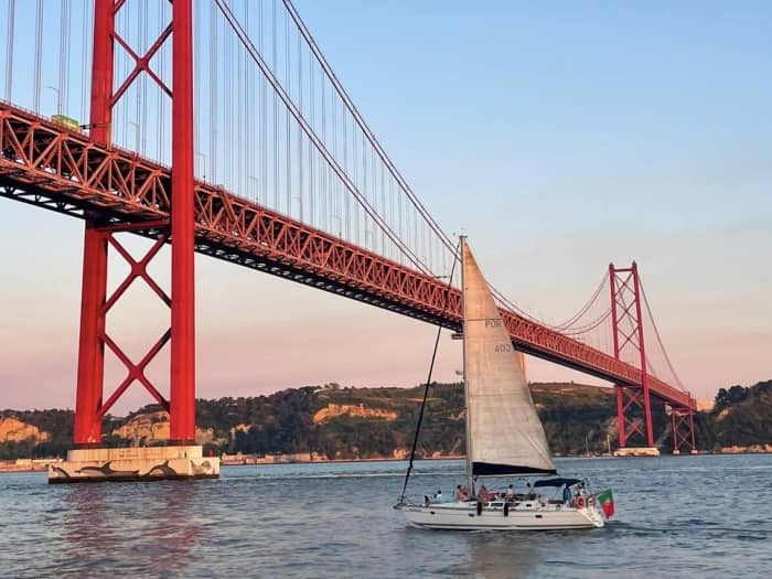 Passeio de barco privado em Lisboa