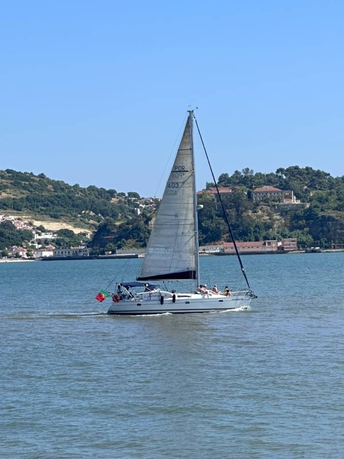 Passeio de barco privado em Lisboa