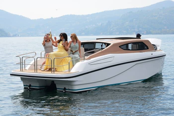 Como the full experience - 3 hours of villages, Oscar-winning villas, and luxury landings