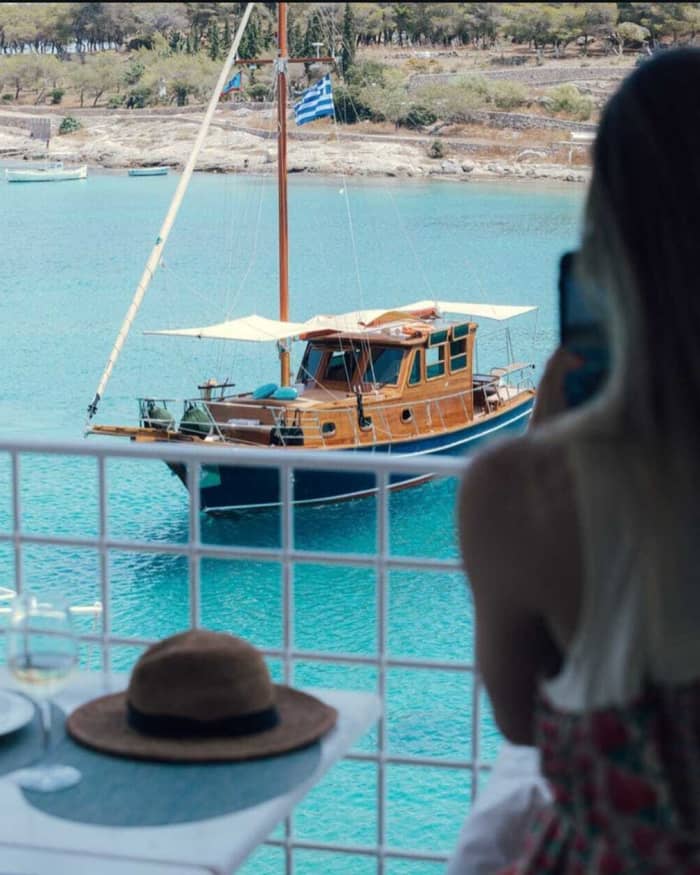 Segeln Sie mit den Göttern: Entdecken Sie Spetses an einem Tag mit dem Motorboot