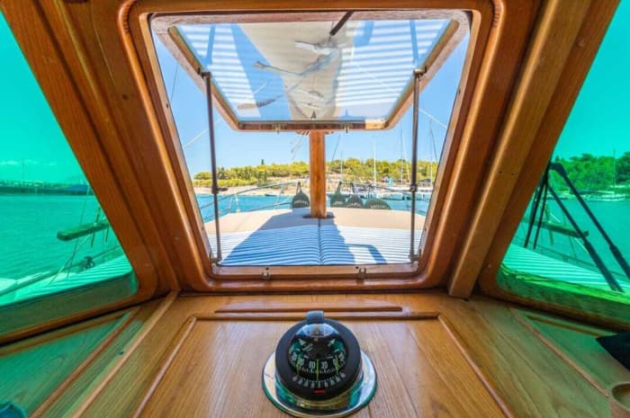 Segeln Sie mit den Göttern: Entdecken Sie Spetses an einem Tag mit dem Motorboot