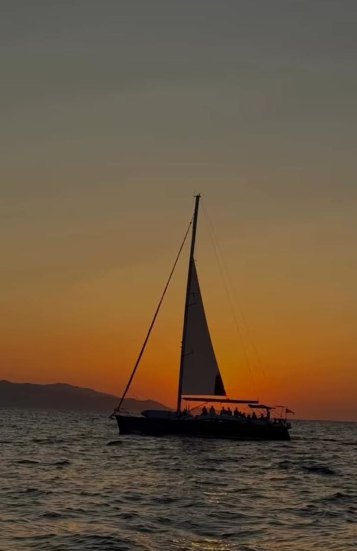 Golden Hour Escape: Sunset Sailing Experience to Dia Island