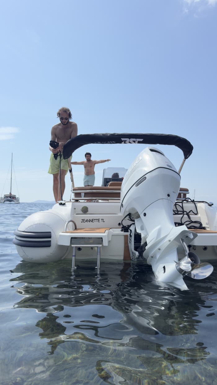 Jouw dag in Hyères: Huur een motorboot voor een dag vol ontdekkingen.