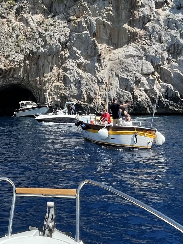 Un día en barco entre Capri y la Costa Amalfitana.