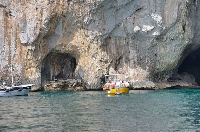 Un día en barco entre Capri y la Costa Amalfitana.