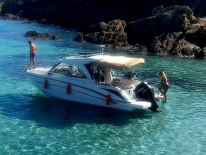Geniet van elk moment: een volle dag zon rondom Hyères op een motorboot.