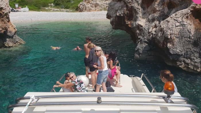 Hvar : visite privée de la grotte bleue et du hors-bord de Vis
