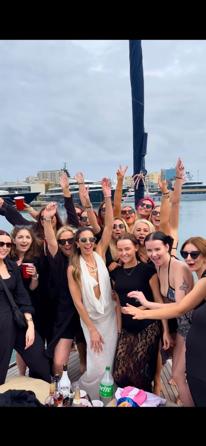 BOAT PARTY + FREE DRINKS - Group 11 - 4 hours outing