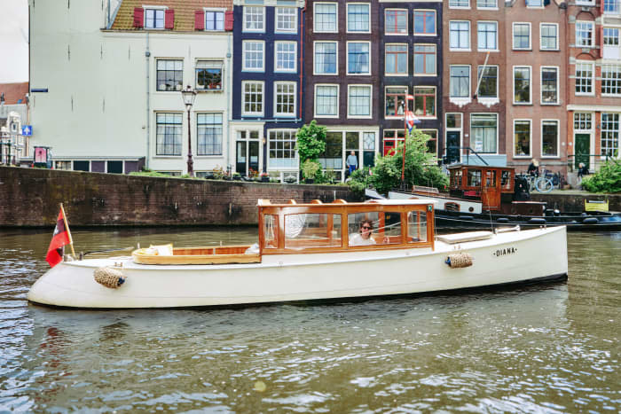 Private Canal Cruise with Local Captains and Hidden Gems – Diana - 1.5h - Max 8p