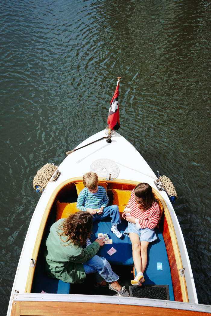 Private Canal Cruise with Local Captains and Hidden Gems – Diana - 1.5h - Max 8p