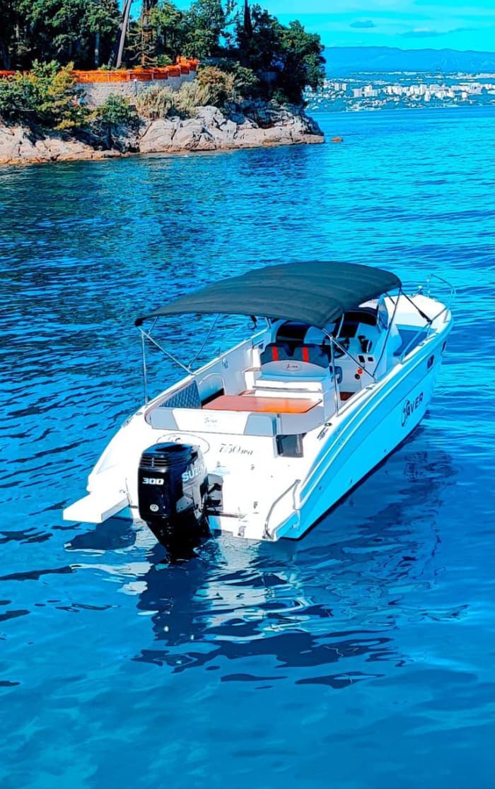 Facile fuga da Opatija: un'escursione in barca di 4 ore su un motoscafo.