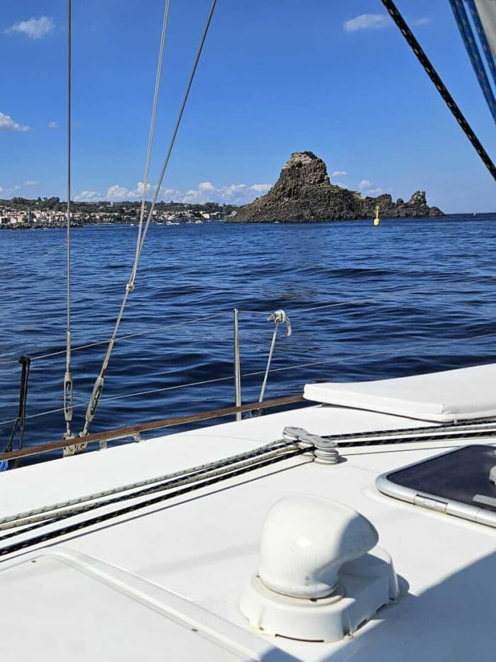 Ganztägiger Segeltörn in Catania auf einem Segelboot
