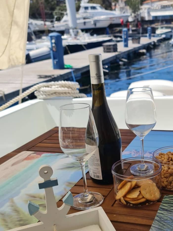 Halbtägige Yachtkreuzfahrt an der Riviera des Zyklopen