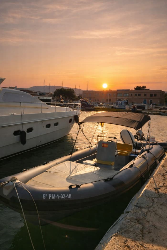 Traumhafte Bootsfahrt bei Sonnenuntergang auf Mallorca – Goldene Stunde auf dem Meer