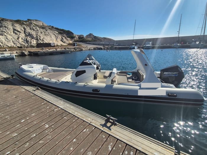 Enjoy a full day on a motorboat in Old Port of Marseille