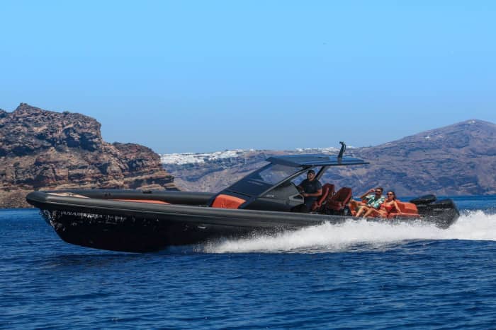 Vía rápida hacia la belleza: crucero matutino por Santorini a bordo de un Technohull Alpha 40