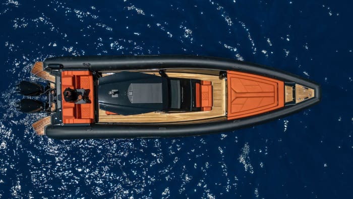Vía rápida hacia la belleza: crucero matutino por Santorini a bordo de un Technohull Alpha 40