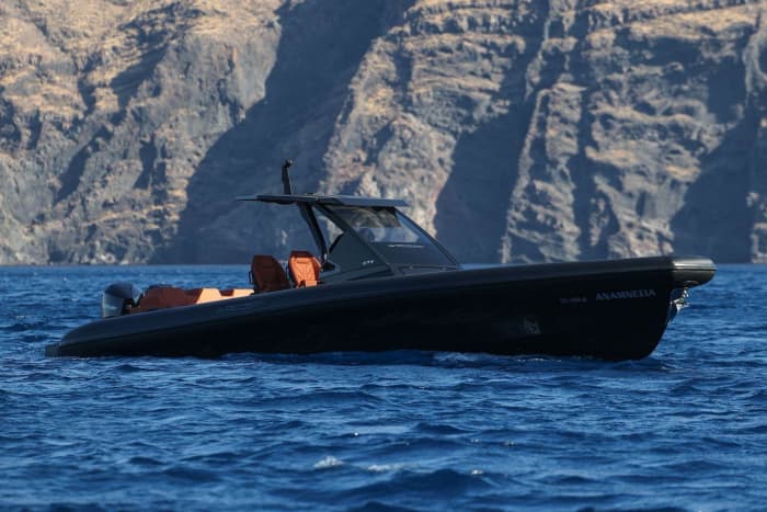 Vía rápida hacia la belleza: crucero matutino por Santorini a bordo de un Technohull Alpha 40
