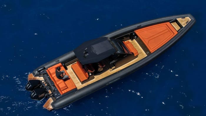 Vía rápida hacia la belleza: crucero matutino por Santorini a bordo de un Technohull Alpha 40