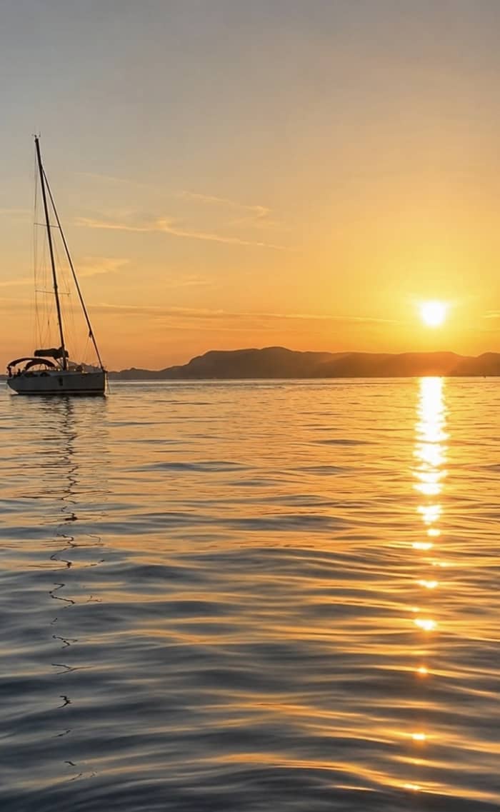 Coucher de soleil magique en mer - baignade, détente et panorama exceptionnel
