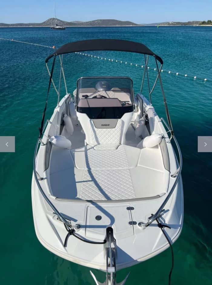 Profitez de chaque instant : une journée ensoleillée autour de Villeneuve-Loubet à bord d'un bateau à moteur